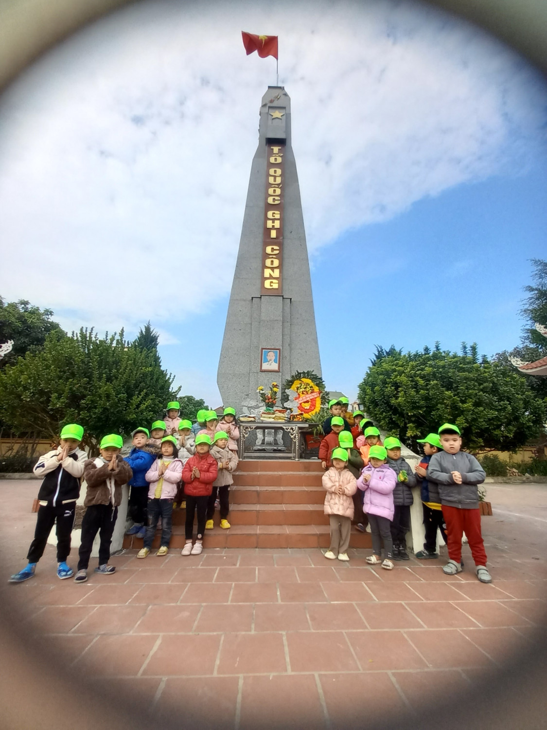 HOẠT ĐỘNG THĂM VIẾNG NGHĨA TRANG LIỆT SỸ NHÂN NGÀY 22/12