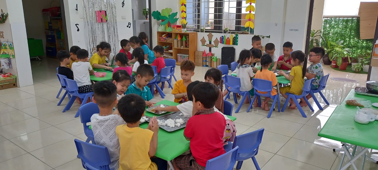 TRƯỜNG MN PHƯƠNG TRUNG II CÙNG TRẺ TRẢI NGHIỆM NẶN BÁNH TRÔI NHÂN NGÀY TẾT HÀN THỰC.