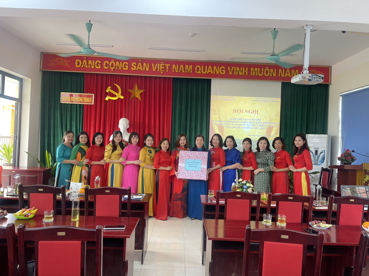 HỘI NGHỊ KÍ KẾT BIÊN BẢN GHI NHỚ VỀ CHƯƠNG TRÌNH KẾT NGHĨA TRIỂN KHAI PHONG TRÀO “NHÀ TRƯỜNG CÙNG CHUNG TAY PHÁT TRIỂN, THẦY CÔ CÙNG CHIA SẺ GIAI  ĐOẠN 2023 - 2025”