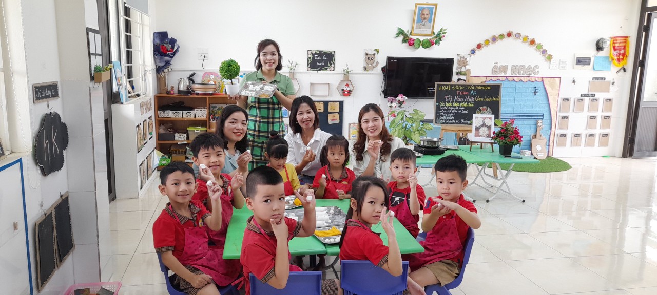 HOẠT ĐỘNG TRẢI NGHIỆM NẶN BÁNH TRÔI NƯỚC