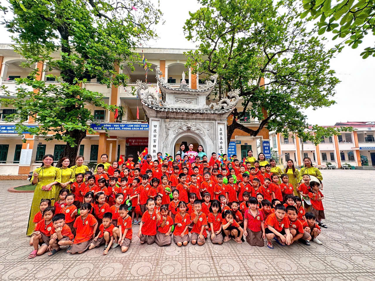 HOẠT ĐỘNG THAM QUAN TRƯỜNG TIỂU HỌC CỦA CÁC BÉ 5 TUỔI